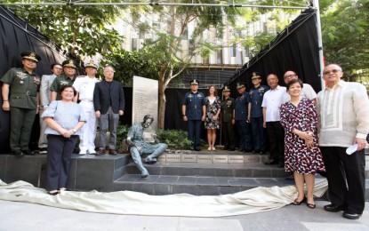 <p><strong>SCULPTURE UNVEILING.</strong> Bases Conversion and Development Authority (BCDA) President and Chief Executive Officer (CEO) Vivencio Dizon (right): Armed Forces of the Philippines (AFP) Vice Chief of Staff Lt. General Salvador Melchor Mison Jr. (left) and Taguig City Second District Representative Pilar Juliana Cayetano (2nd from left), lead the photo opportunity with BCDA and AFP Officials during the unveiling ceremonies of the "Alab ng Puso" (Fire in the Heart) sculpture in Bonifacio Global City, Taguig on Monday (April 16, 2018). <em>(PNA photo by Joey Razon)</em></p>